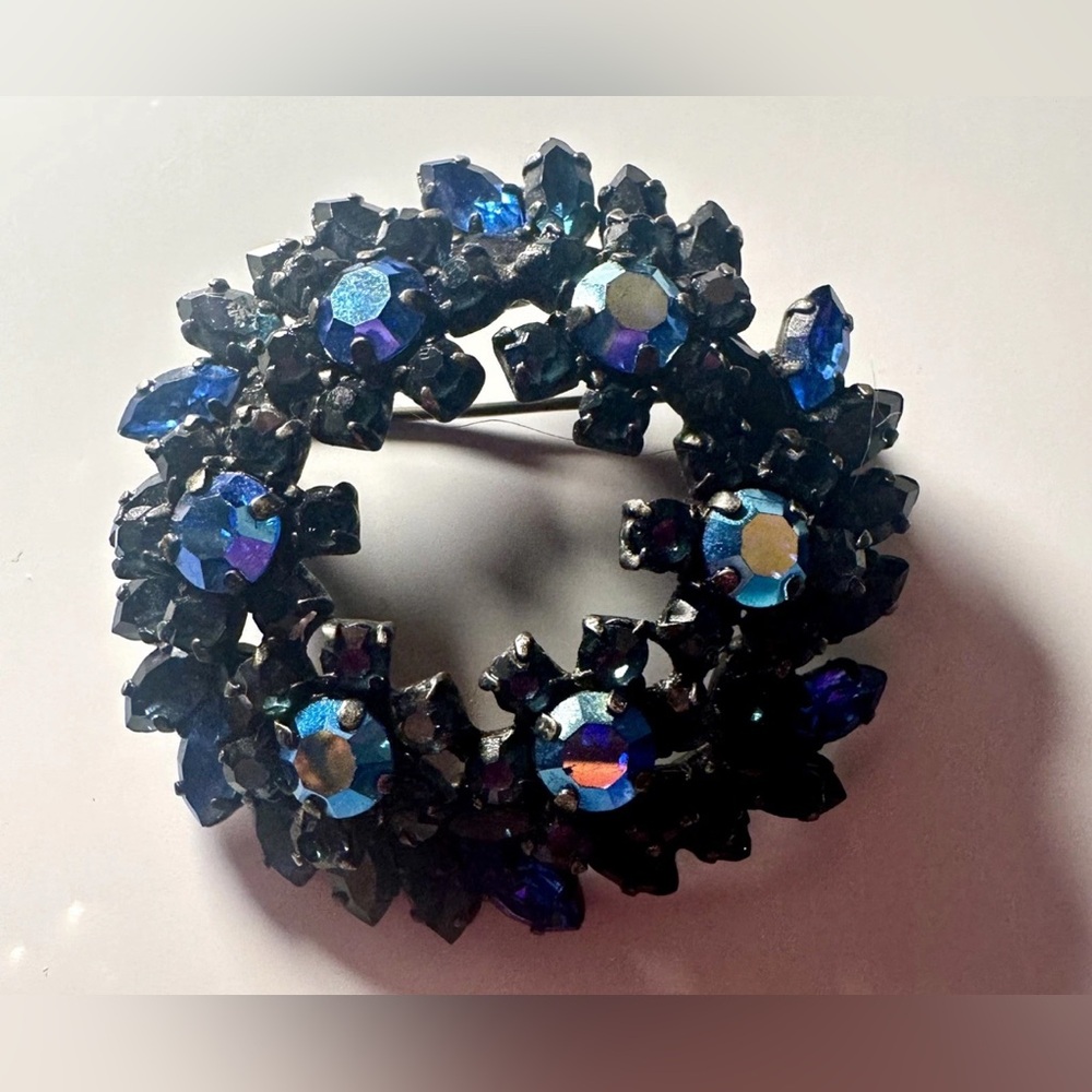VTG Austrian Crystal Dark Blue Wreath Brooch Stamped Made in Austria Black
Metal
